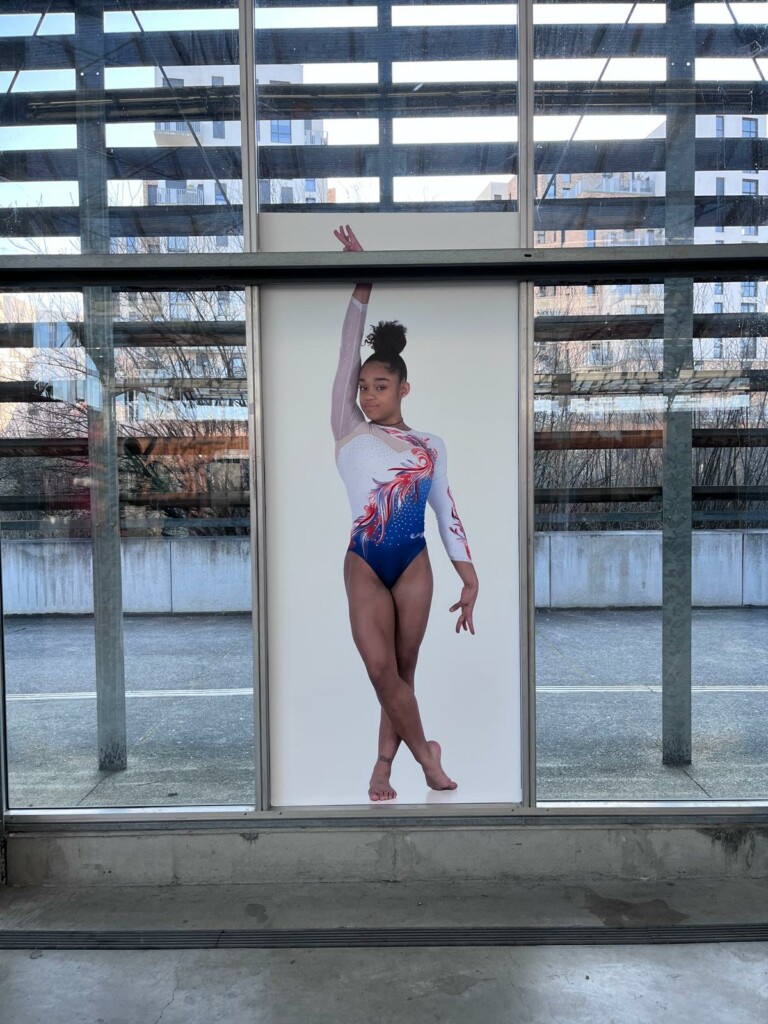 Vitrophanie d’une gymnaste, symbole de dépassement de soi, dans l’exposition « Aux frontières de l’humain » à La Serre Wangari.