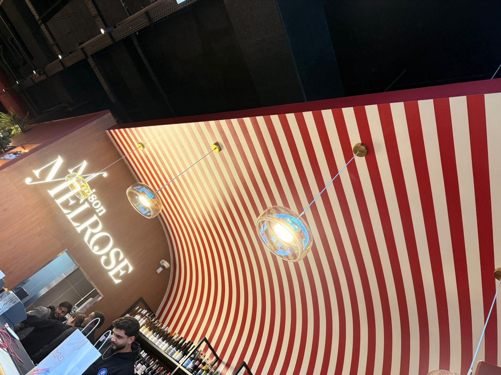 Pose papier peint Aquapaper surface courbee plafond