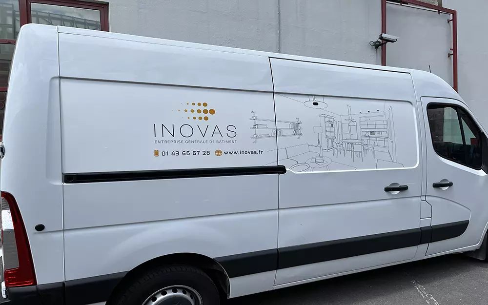 Covering partiel et lettrage adhésif d'un fourgon utilitaire Inovas