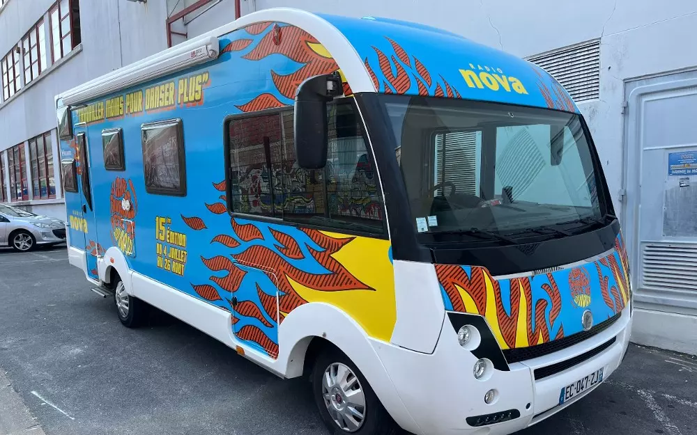 Covering total d'un camping-car aux couleurs de Radio Nova