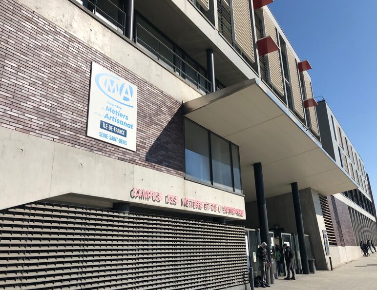 Enseigne de la CMA 93 fabriquée et posée par Atelier Images & Cie