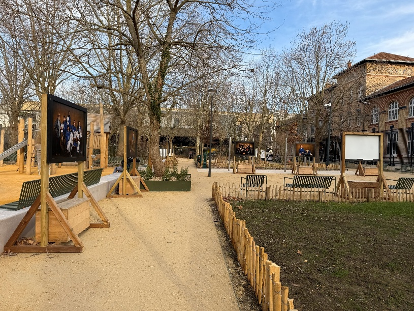 Aménagement bois et mobilier signalétique pour espace public