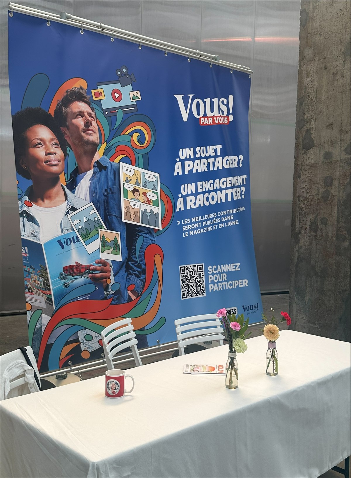 Totem Horizon extérieur avec bâche « Vous! par Vous » à œillets, fabriqué pour BRAINSONIC — Atelier Images & Cie