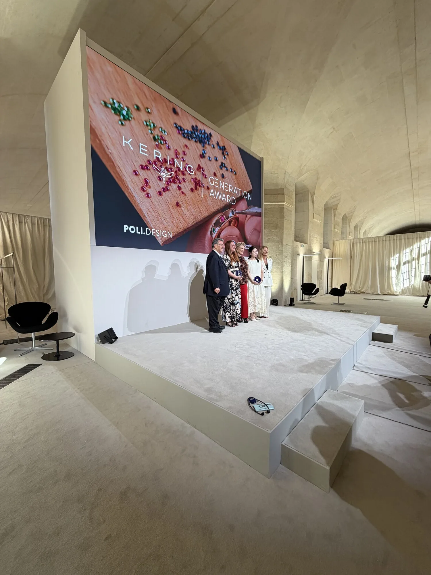 Caisson aluminium textile grand format installé pour Marie Claire au siège historique de Kering