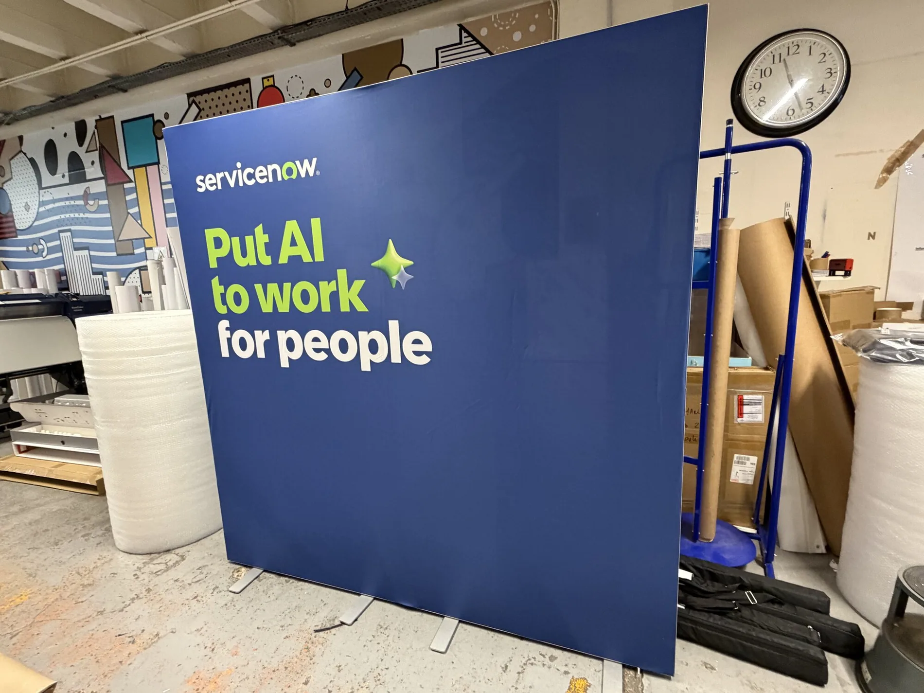 Mur d'image composé de caissons aluminium textiles modulaires pour Devoteam et ServiceNow