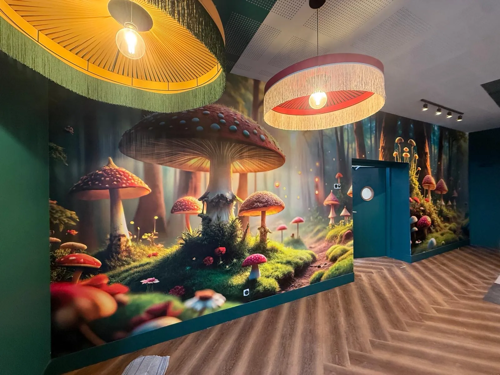 Décor mural immersif d'hôtel : fresque forêt enchantée imprimée grand format