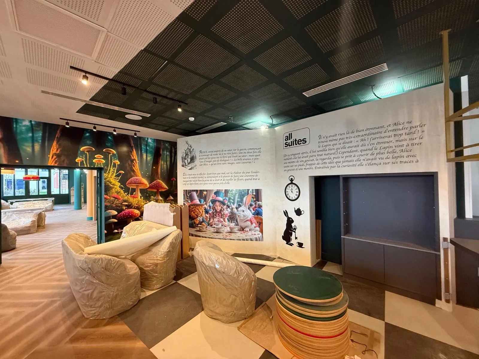 Décoration d'espace d'accueil d'hôtel : fresque murale imprimée et mobilier scénographié