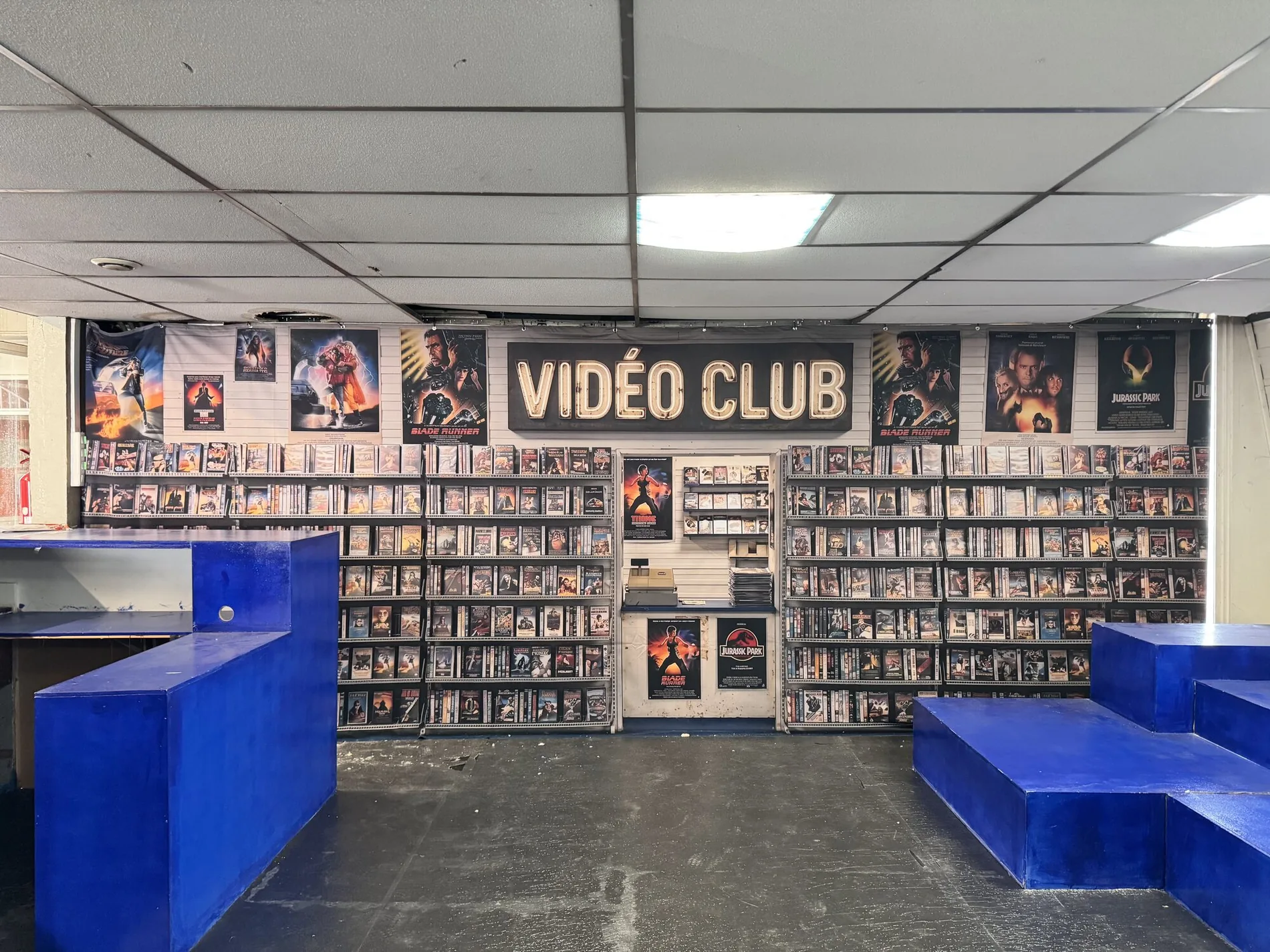 Décor de vidéoclub imprimé pour l'Usine de Films Amateurs de Michel Gondry à Saint-Ouen