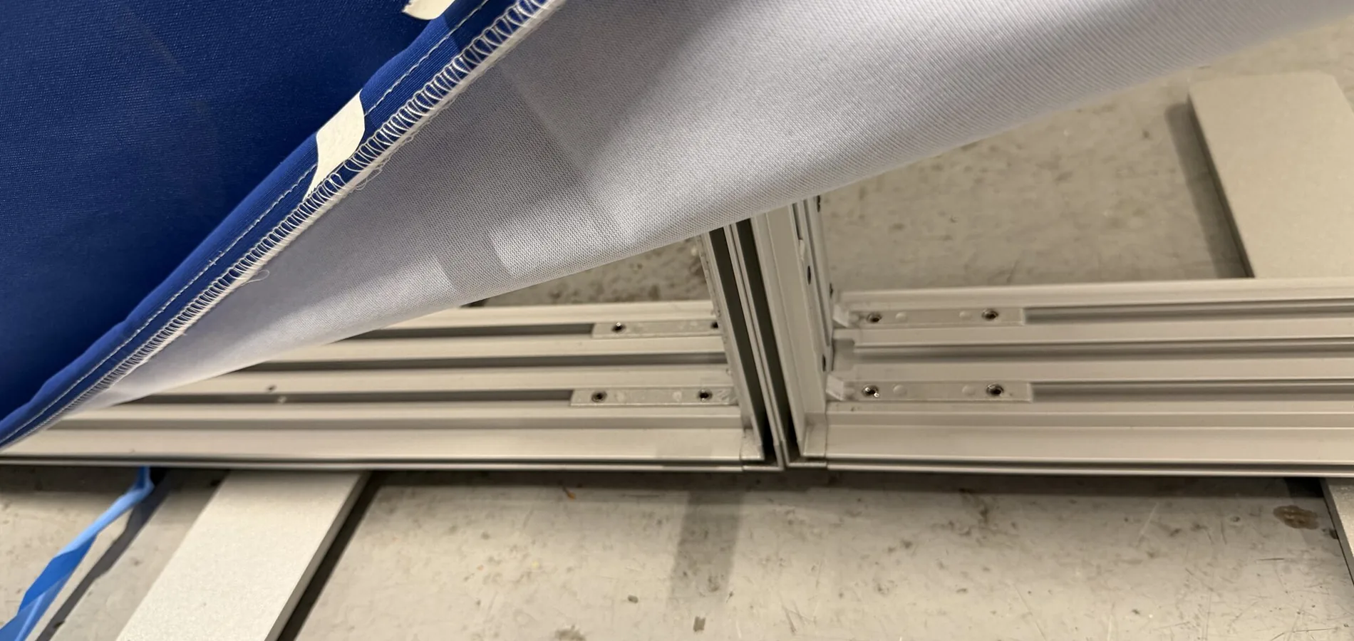 Détail de la toile imprimée et du cadre aluminium modulaire conçu pour Devoteam