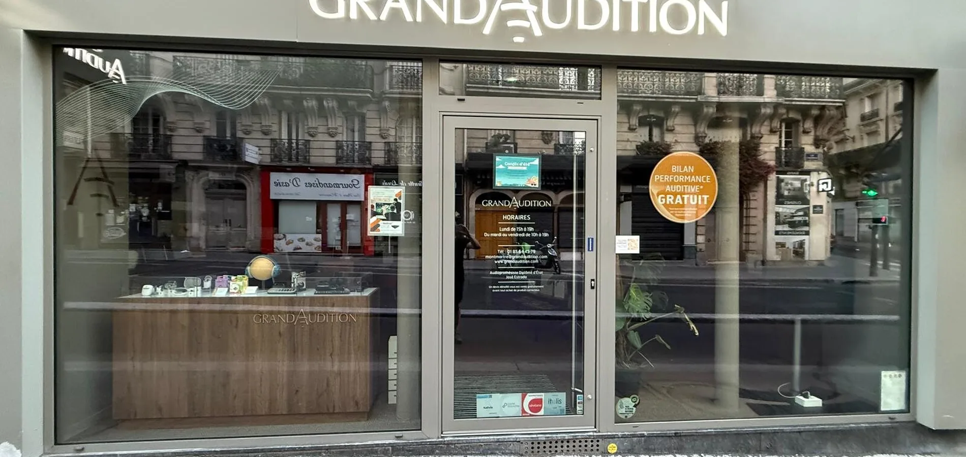 Façade GrandAudition Montmartre après la pose du film de protection solaire