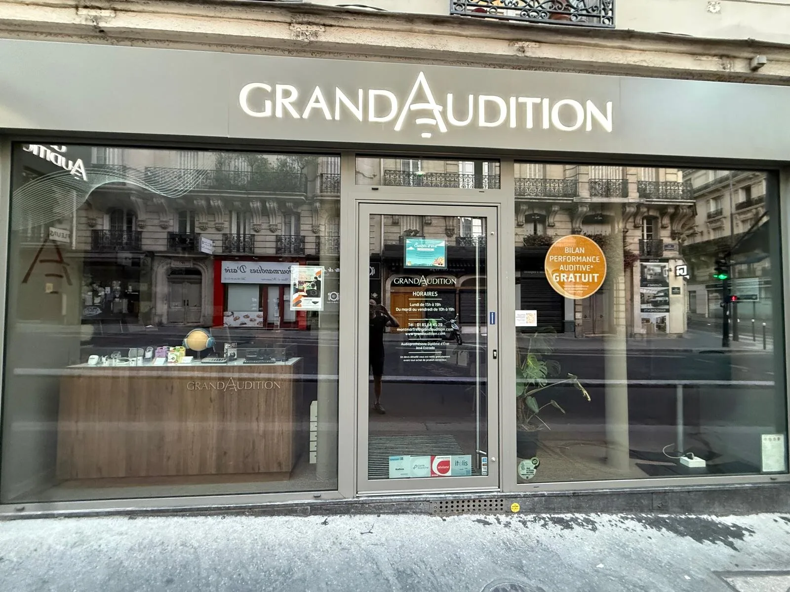 Vitrine du centre GrandAudition Montmartre équipée d'un film solaire extérieur haute performance