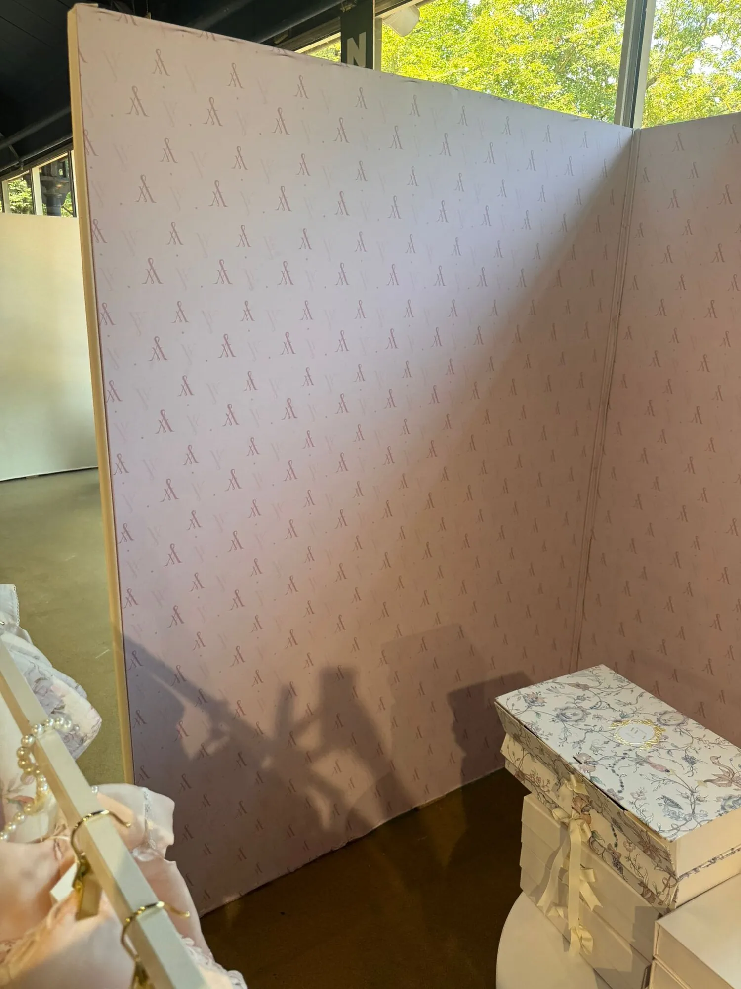 Détail de l'habillage textile tendu du stand Maison Ava à Playtime Paris