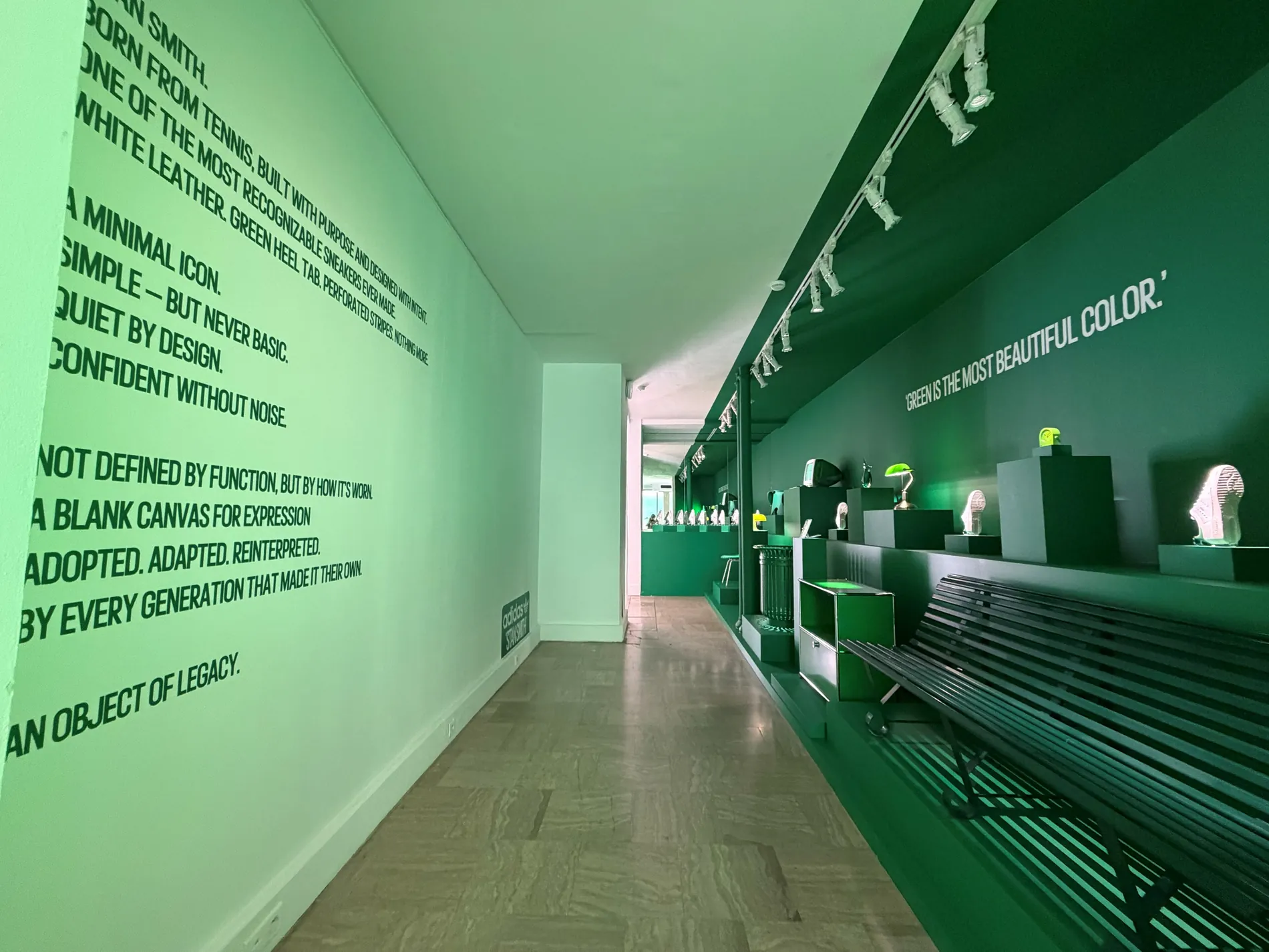 Showroom Adidas dans le Marais : habillage mural vert et lettrages typographiques pour une expérience de marque