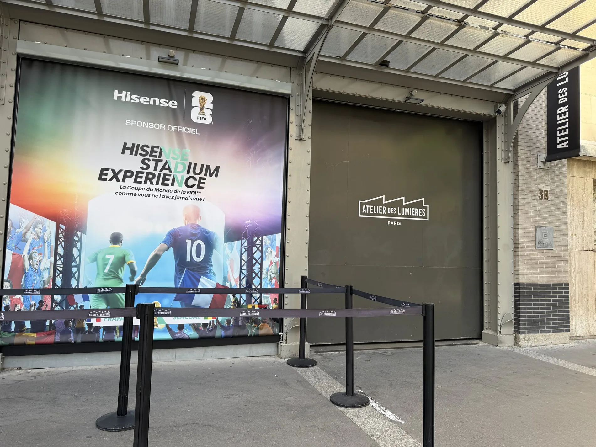 Entrée de la Hisense Stadium Experience à l'Atelier des Lumières pour la Coupe du Monde 2026