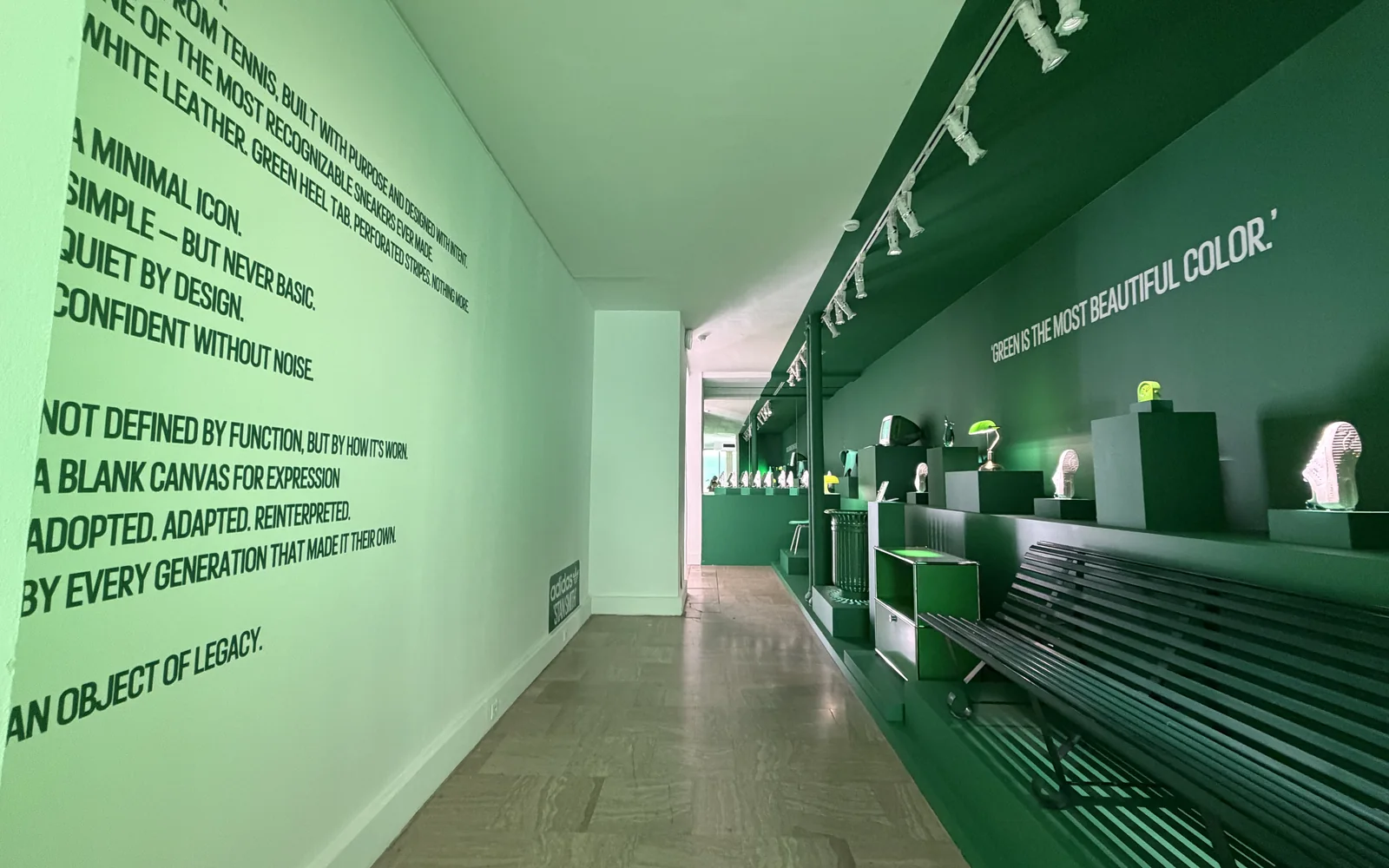Showroom Adidas à Paris avec habillage vert et signalétique murale