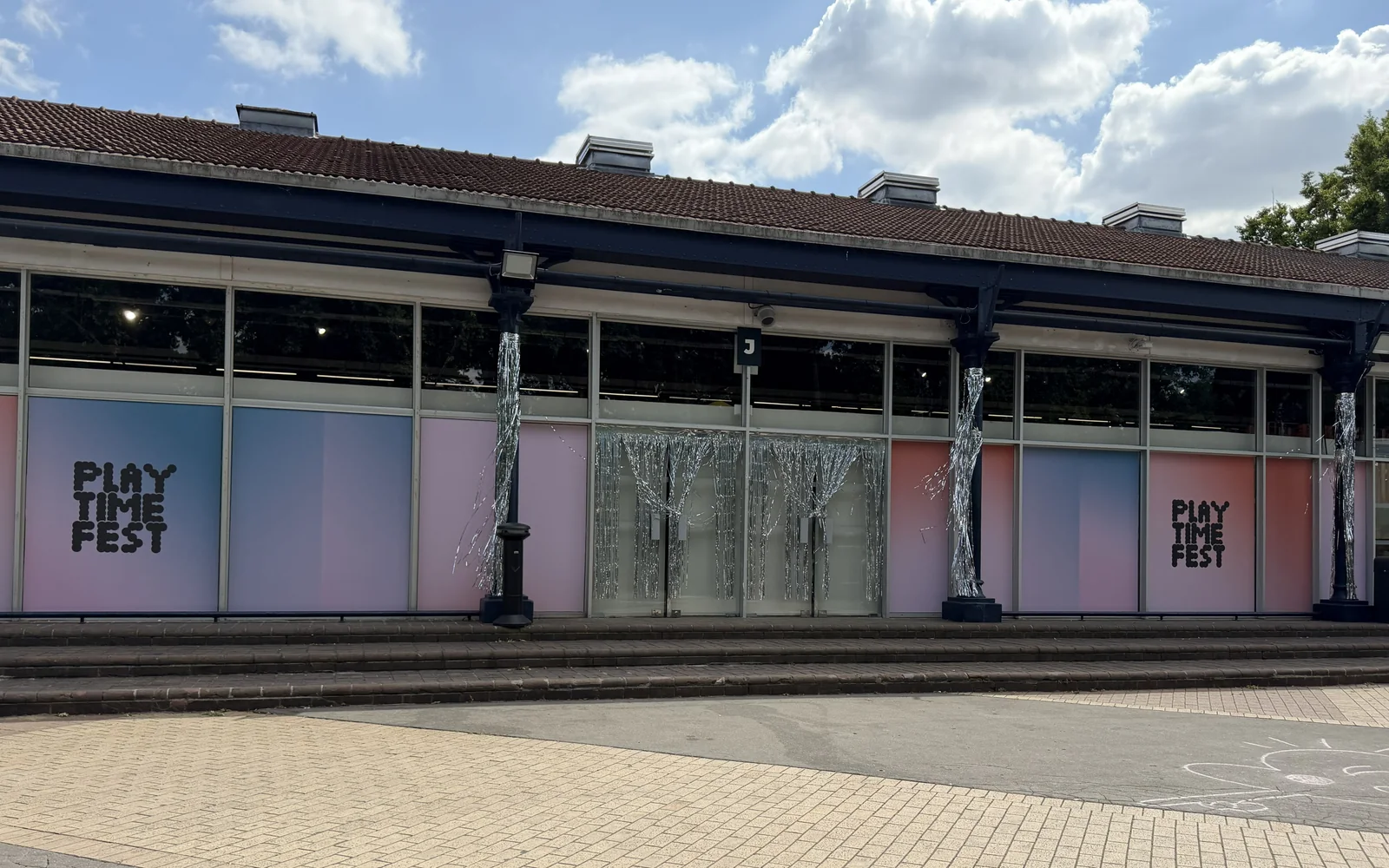 Entrée de Playtime Paris habillée d’une vitrophanie événementielle imprimée