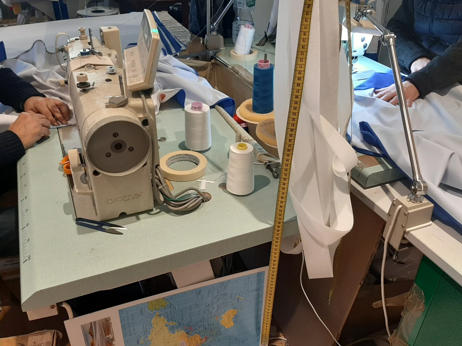 Travail de couture sur un textile avec des machines professionnelles