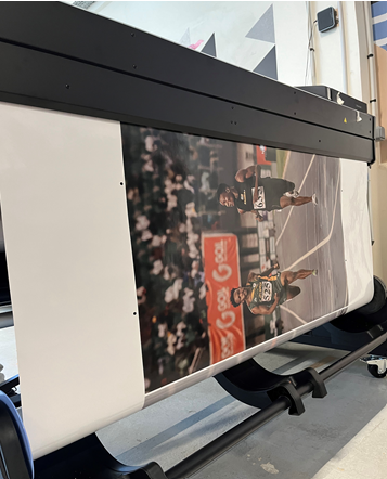 Visuel photographique en cours d’impression sur un support en rouleau