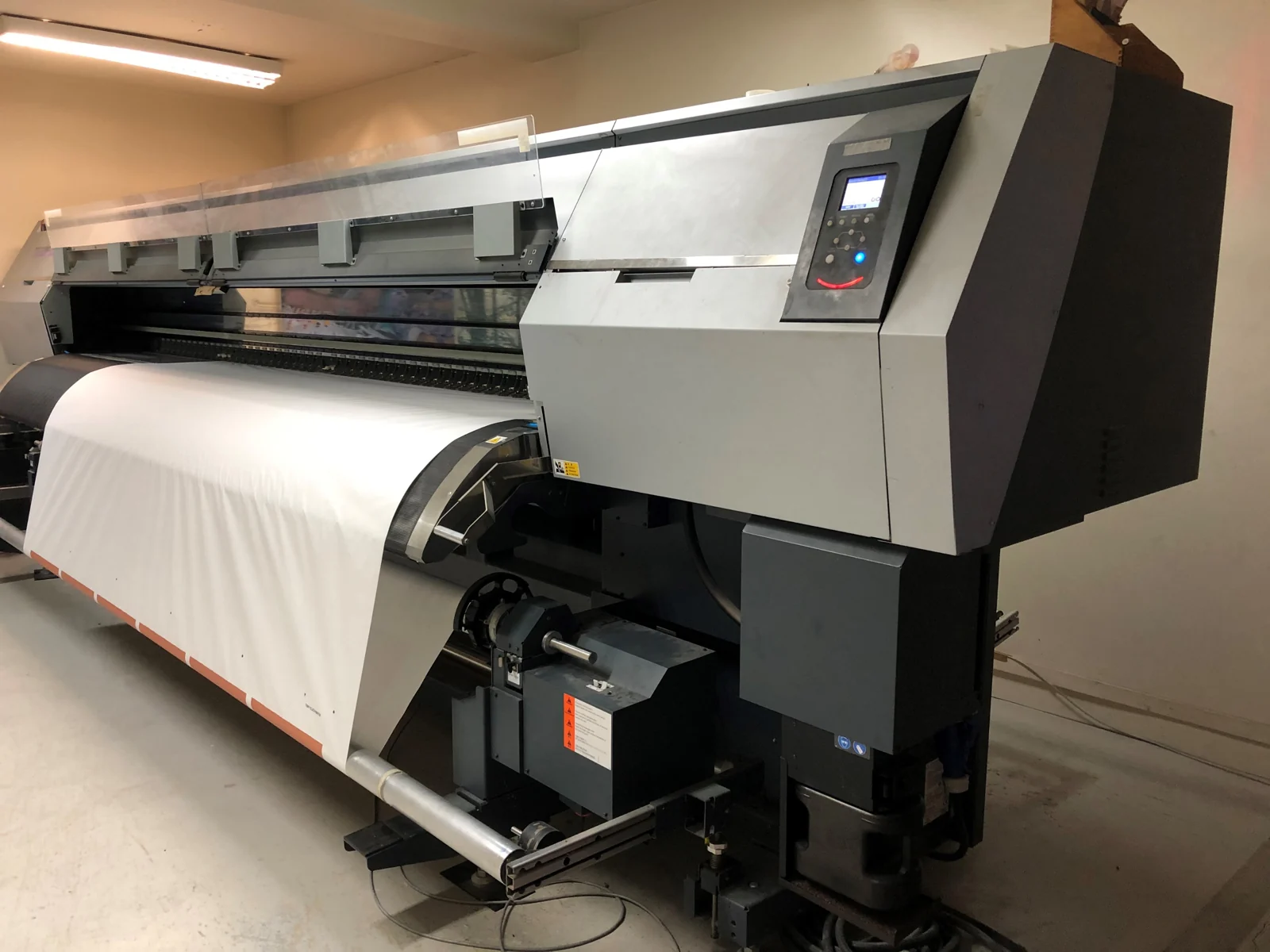 Traceur grand format avec un textile blanc en rouleau