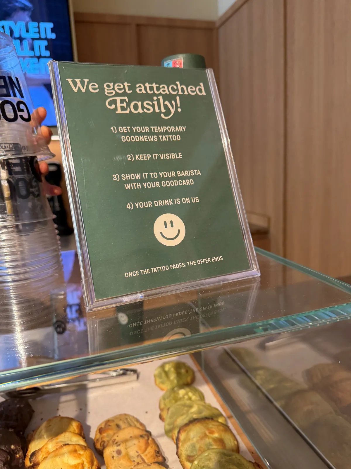 Signalétique de comptoir imprimée pour le coffee shop GoodNews à Paris, chevalet « We get attached »