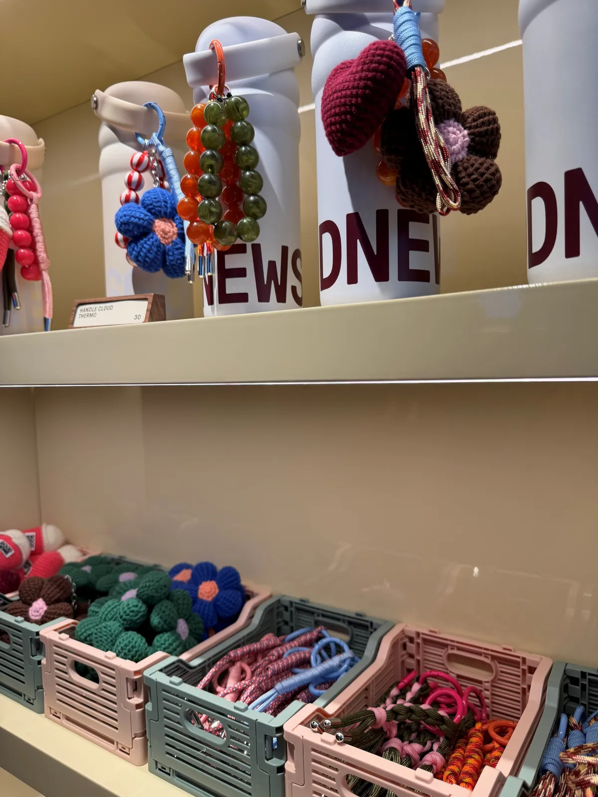 Gourdes et accessoires GoodNews personnalisés de stickers en vinyle dans une boutique de la marque à Paris