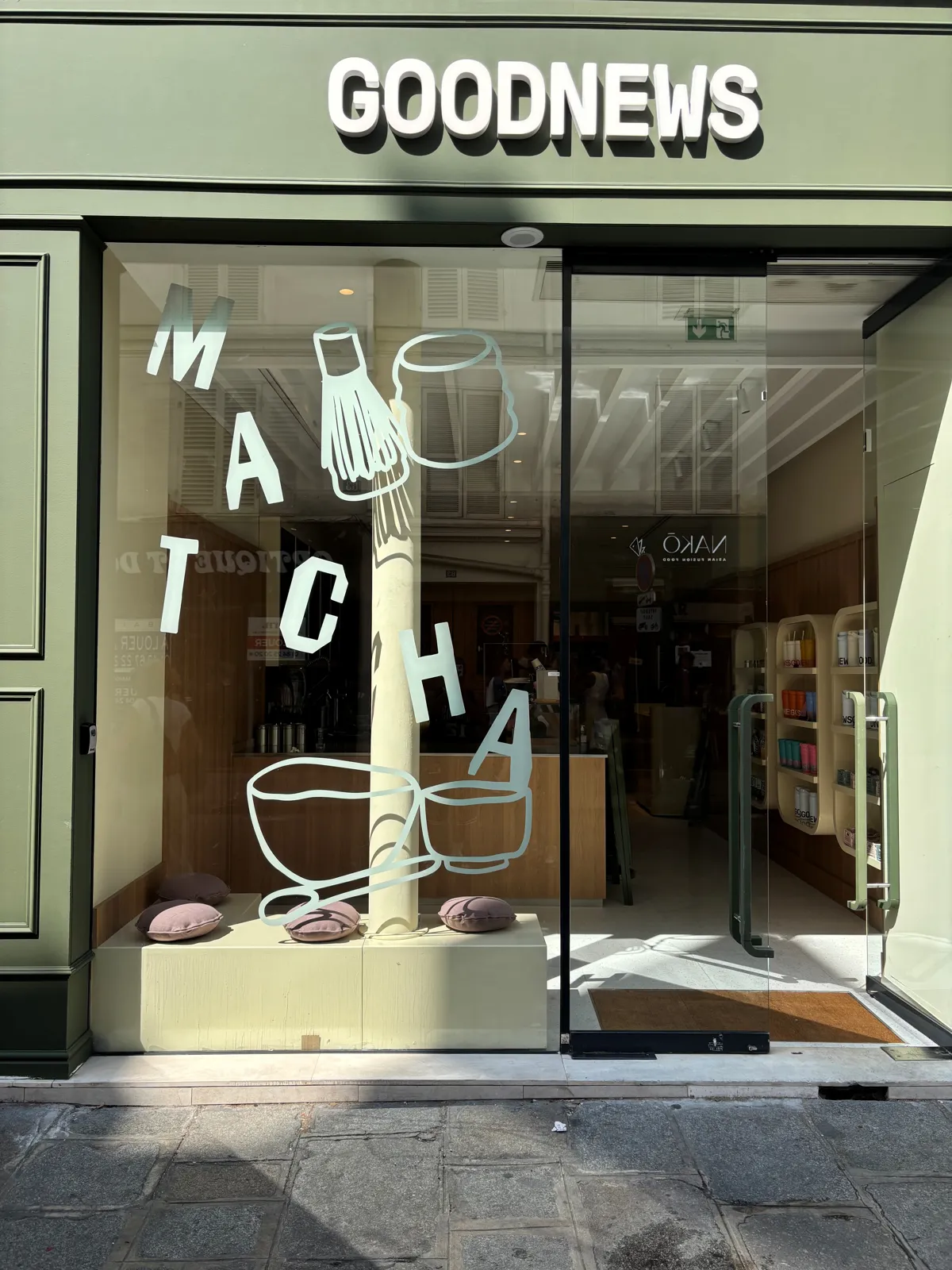 Vitrine du coffee shop GoodNews à Paris habillée d'une vitrophanie « Matcha » en vinyle blanc découpé